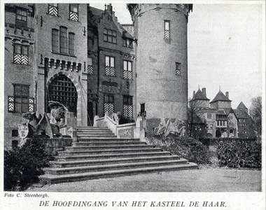 94594 Gezicht op de toegangstrap van kasteel De Haar te Haarzuilens (gemeente Vleuten) uit het oosten; met rechts op de ...